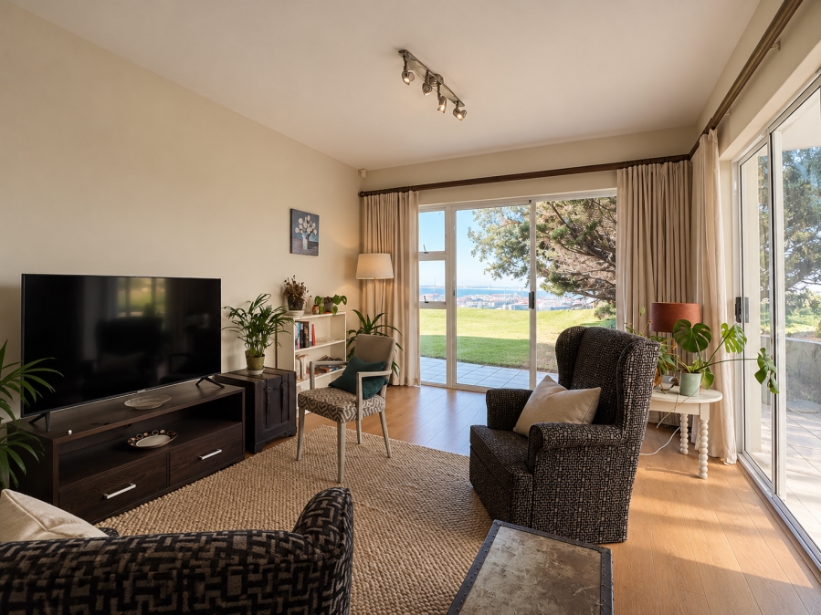 2 Bedroom Property for Sale in Vredehoek Western Cape